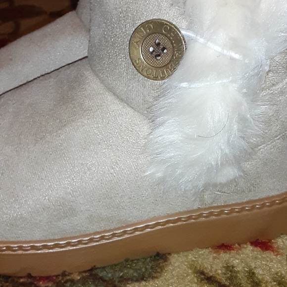 Boots - Picture 3 of 4